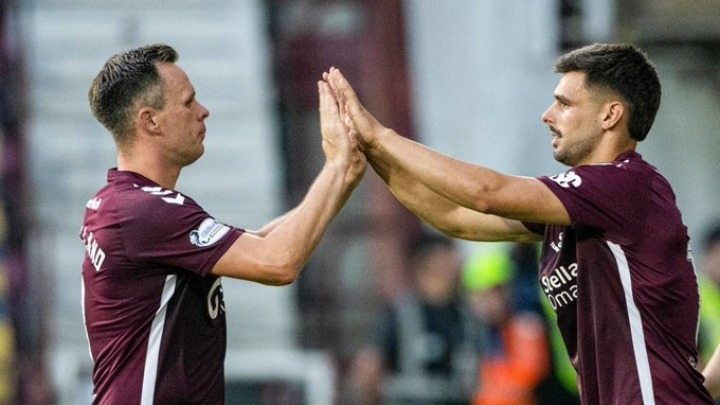 Δεν αφήνει την κορυφή η Χαρτς