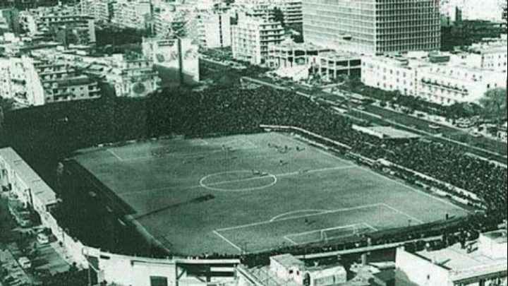 Τσουγκρίζοντας κόκκινα αυγά στη σέντρα