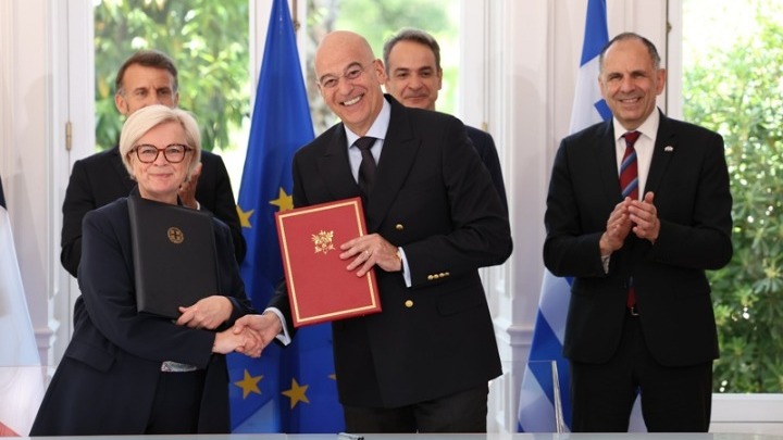 Ο Δένδιας και η Γαλλίδα ομόλογός του, υπέγραψαν την ανανέωση της συμφωνίας για τη «Στρατηγική Εταιρική Σχέση» Ελλάδας – Γαλλίας