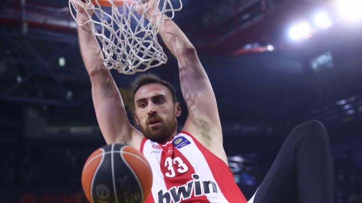 Αήττητος στην κανονική περίοδο ο Ολυμπιακός, νίκησε εκτός έδρας την 4η ΑΕΚ