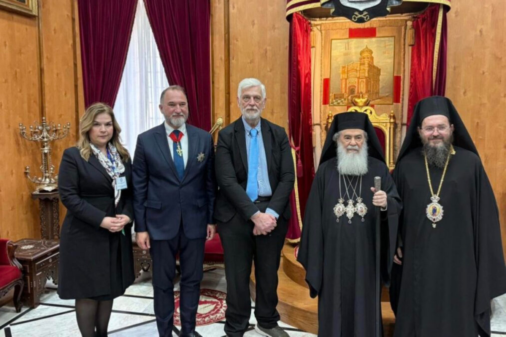 Γιάννης Λοβέρδος: Στα Ιεροσόλυμα για να παραλάβει και να μεταφέρει το Άγιο Φως