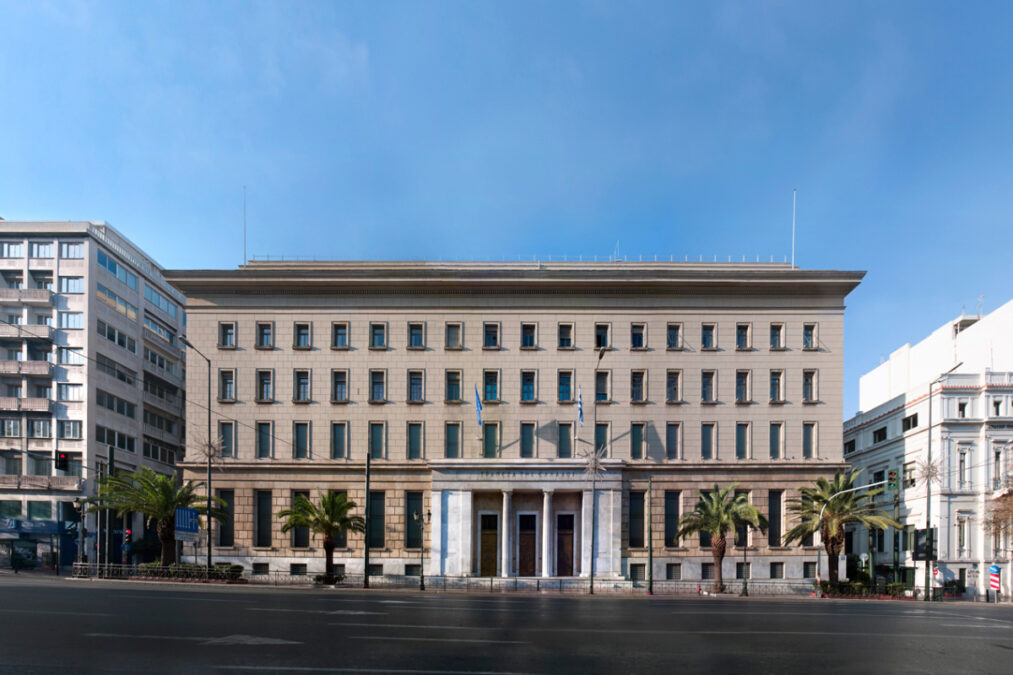 ΤτΕ: Σε πορεία αναβάθμισης το ελληνικό αξιόχρεο με αποκλιμάκωση του δημοσίου χρέους