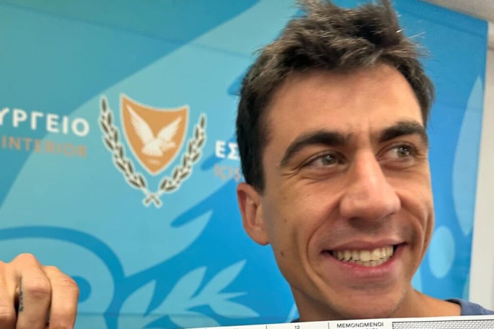 Ο Φειδίας Παναγιώτου πανηγυρίζει για την είσοδο του κόμματός του στη Βουλή