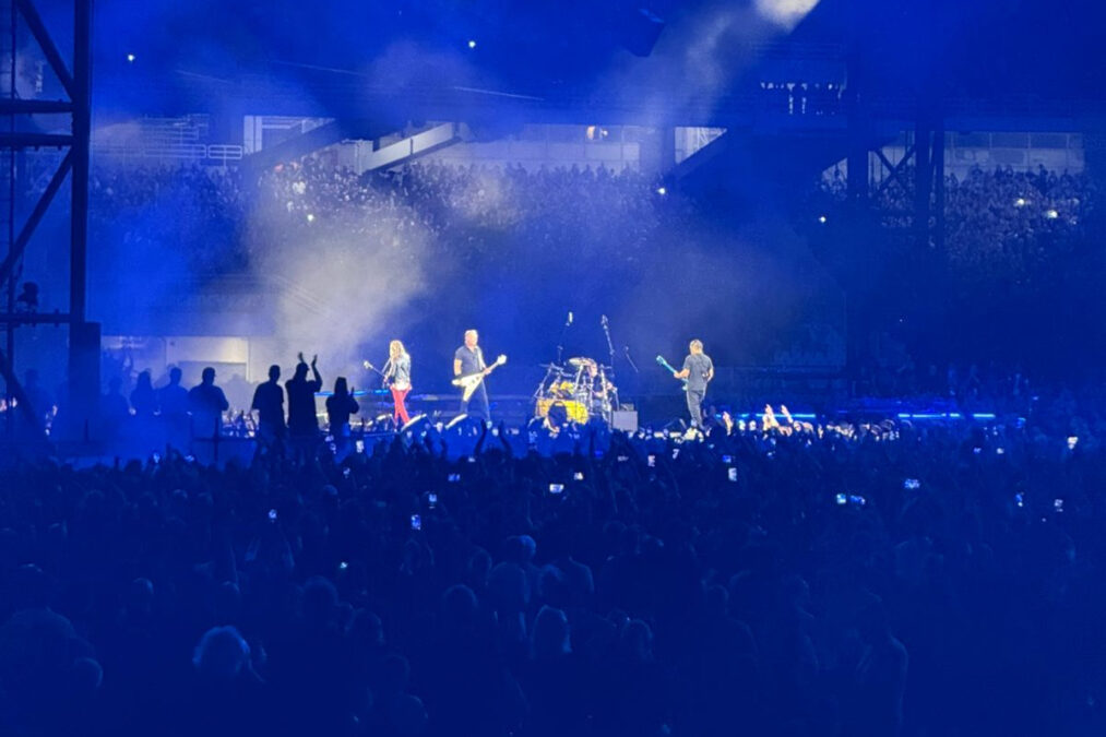 Metallica: Η συναυλία της χρονιάς που είχε Ζορμπά, Τρύπες και σεισμό