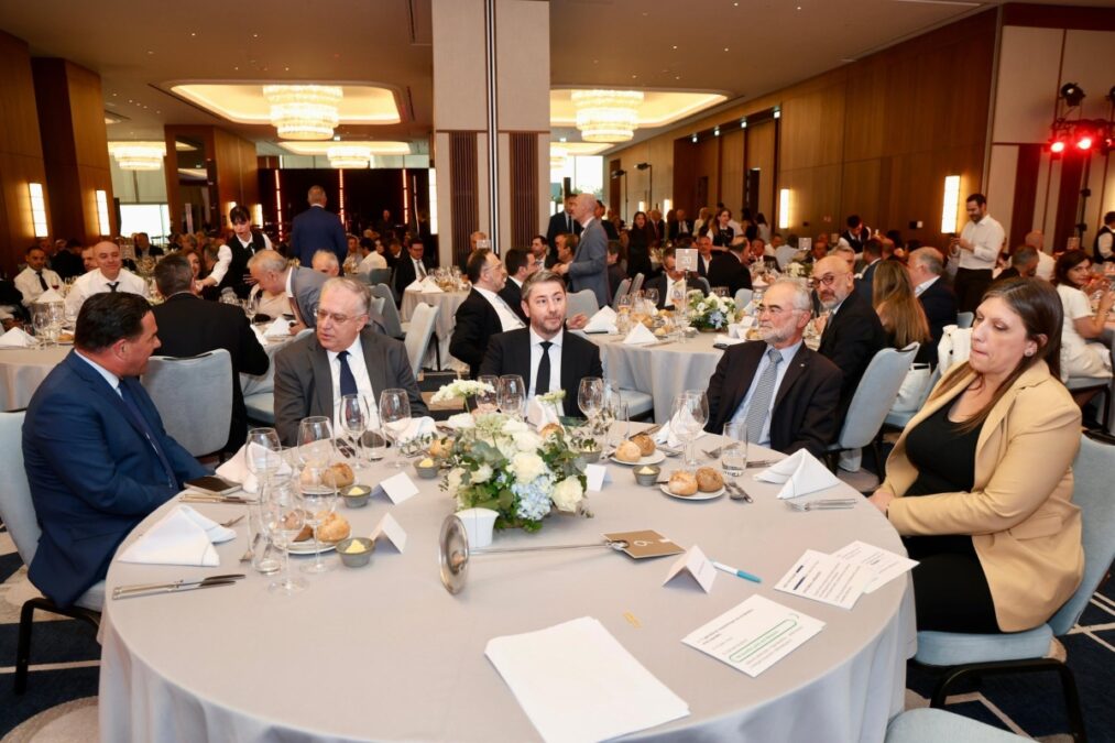 Η πιο αμήχανη στιγμή: Έβαλαν Γεωργιάδη, Ανδρουλάκη και Κωνσταντοπούλου στο ίδιο τραπέζι, δεν αντάλλαξαν κουβέντα