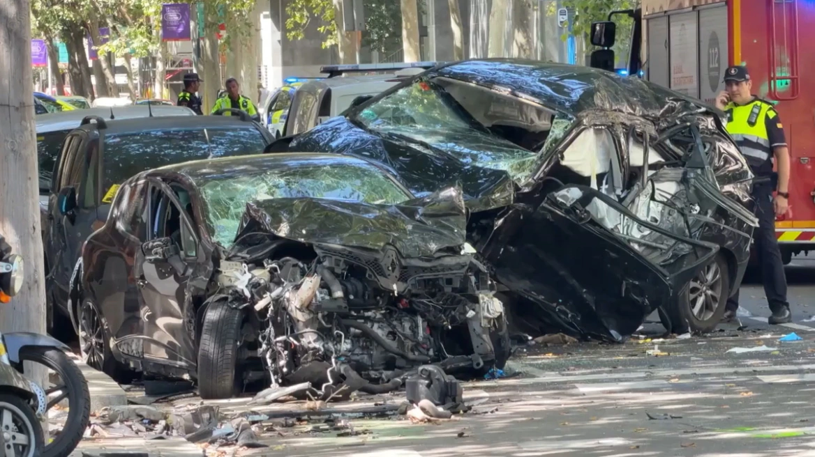 Βαρκελώνη: Οδηγός προσπαθούσε να ξεφύγει από την Αστυνομία και συγκρούστηκε με αυτοκίνητο που περίμενε σε φανάρι – Δύο νεκροί