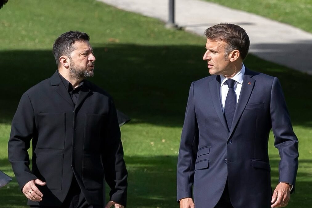 «Εντάξει, θα το κανονίσουμε»: Μακρόν και Ζελένσκι πιάστηκαν με ανοιχτά μικρόφωνα να σχεδιάζουν συνάντηση με τον Τραμπ, βίντεο