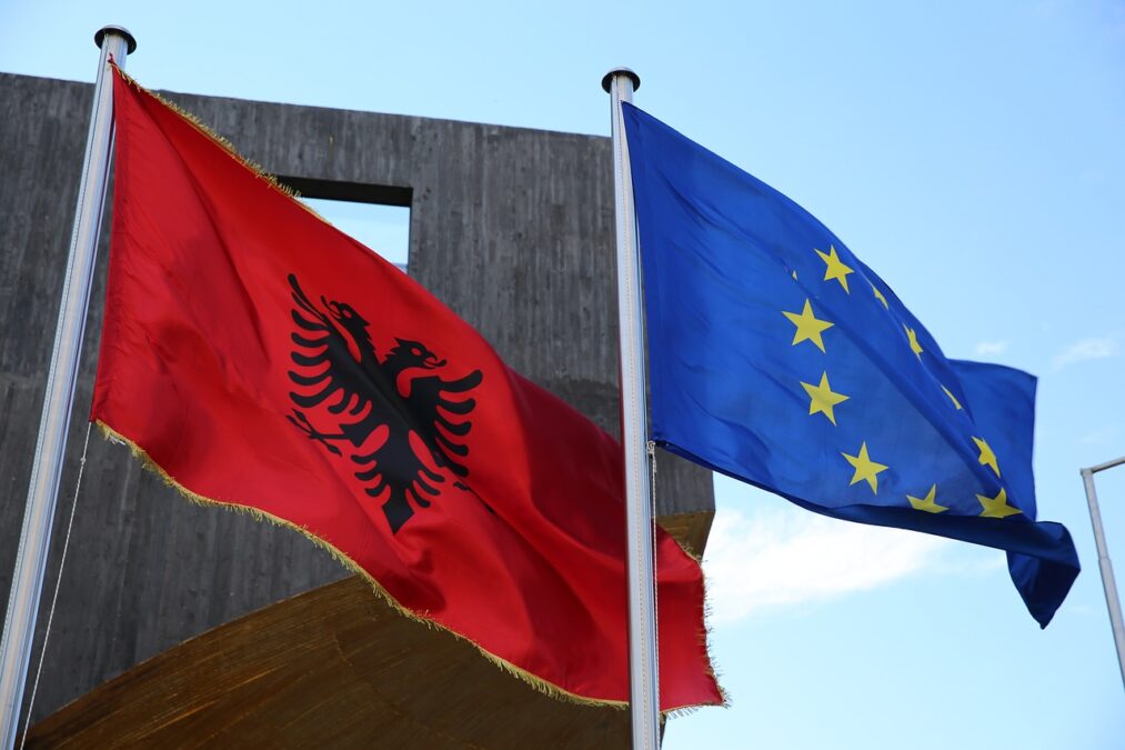 Αλβανία: Προειδοποίηση της Κομισιόν για το «πρότζεκτ Κούσνερ» – Κίνδυνος για την ευρωπαϊκή πορεία της χώρας