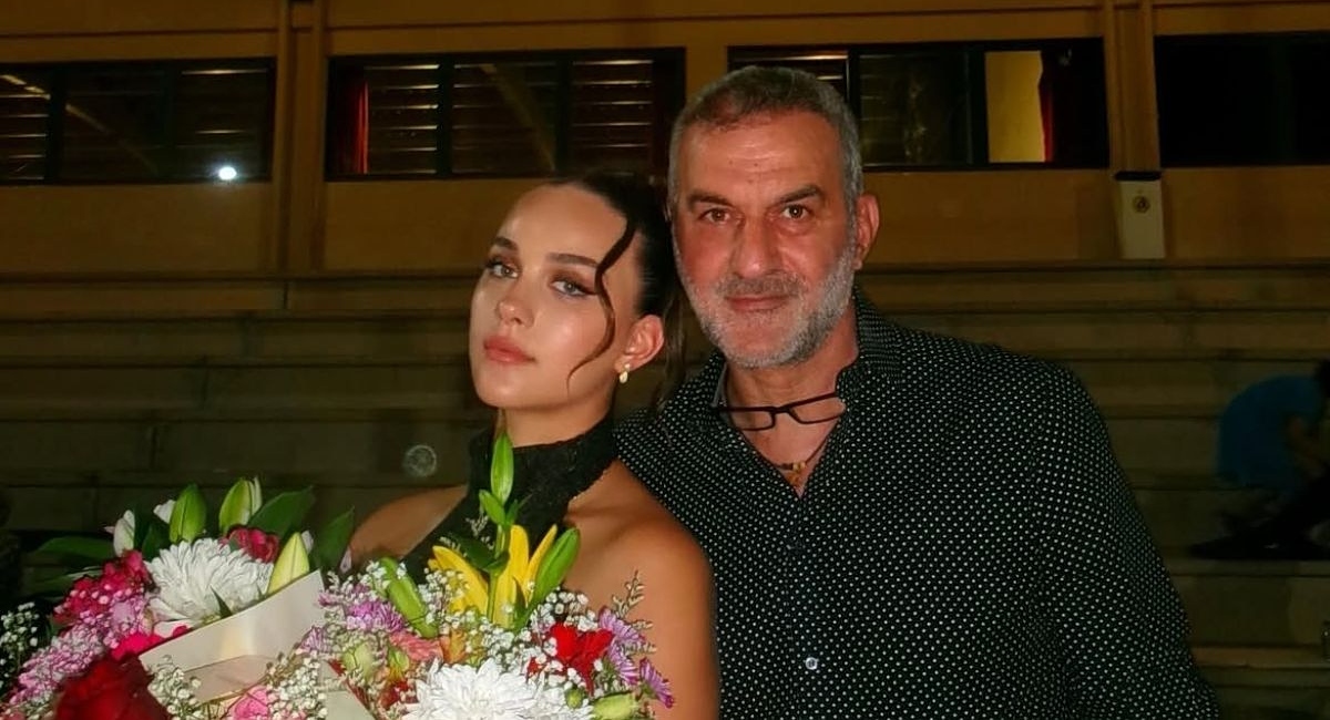 Η κόρη της Γωγώς Μαστροκώστα και του Τραϊανού Δέλλα αποφοίτησε από το σχολείο: Τα τρυφερά λόγια για τη μητέρα της και το «ευχαριστώ» στον πατέρα της