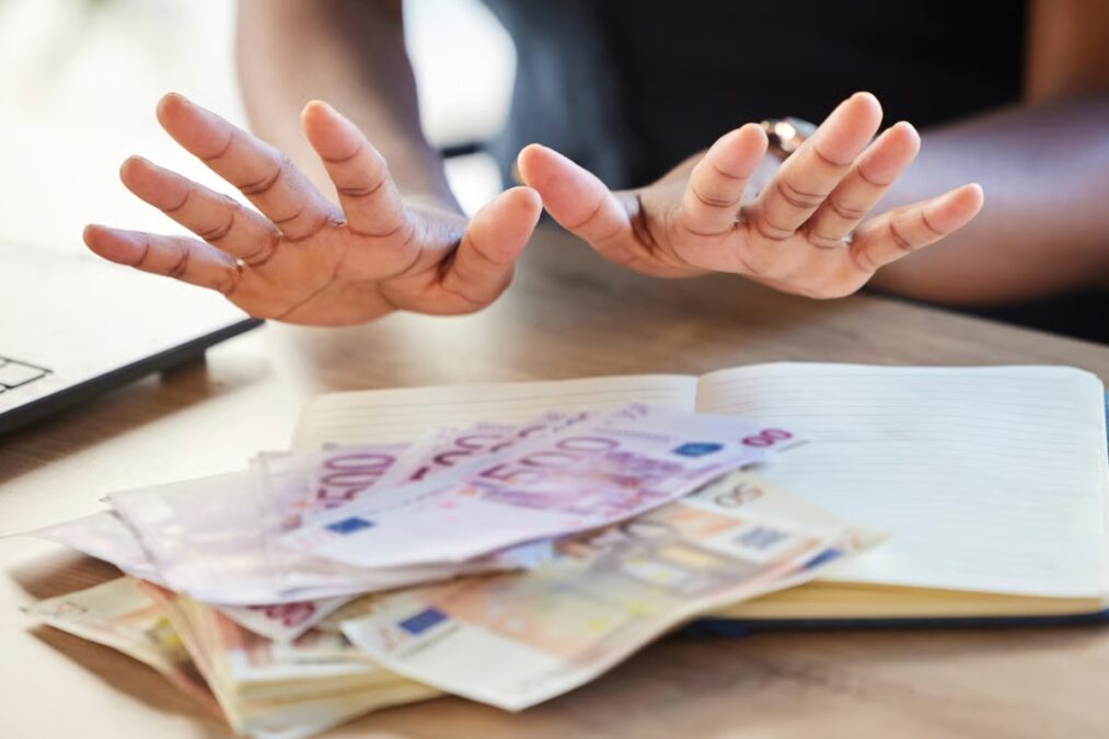 Ανοίγει ο νέος εξωδικαστικός: Ρύθμιση χρεών από 5.000 ευρώ με έως 420 δόσεις και «πάγωμα» κατασχέσεων