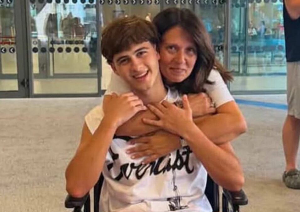 Στην Ελλάδα επέστρεψε ο Σταύρος Φλώρος του Survivor δύο μήνες μετά το σοβαρό ατύχημα