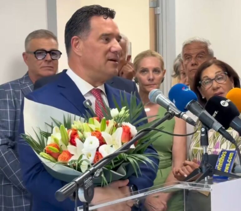 Ο Γεωργιάδης εγκαινίασε τα νέα ΤΕΠ στο Γενικό Νοσοκομείο Κορίνθου, το σημείωμα και η ανθοδέσμη της 10χρονης θαυμάστριάς του