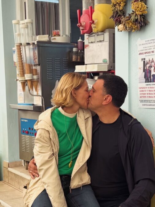 Τζένη Μπαλατσινού: «Ο Βασίλης με έκανε να αναθεωρήσω πολλά» – Η εξομολόγηση για τα παιδιά και το όνειρο να γίνει γιαγιά