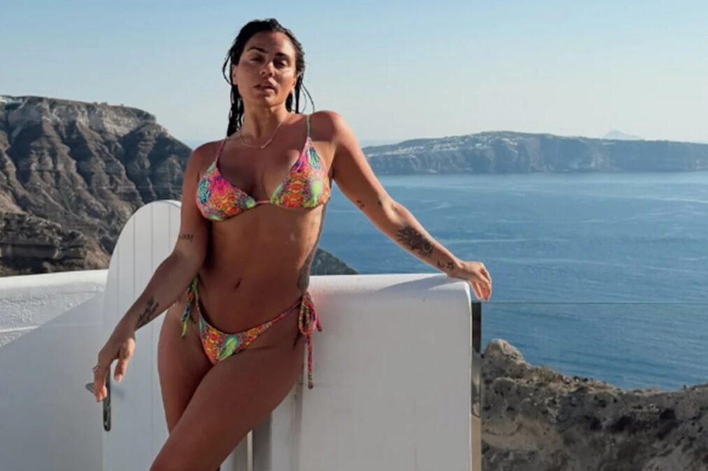 Η Κόνι Μεταξά ποζάρει με πολύχρωμο μπικίνι στη Σαντορίνη – Δείτε φωτογραφίες