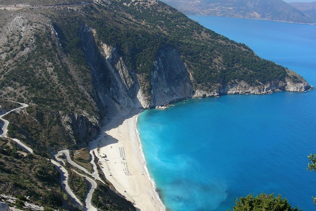 Κατολίσθηση στον Μύρτο Κεφαλονιάς: Βράχοι και χώματα κατέληξαν στην παραλία – Δείτε βίντεο