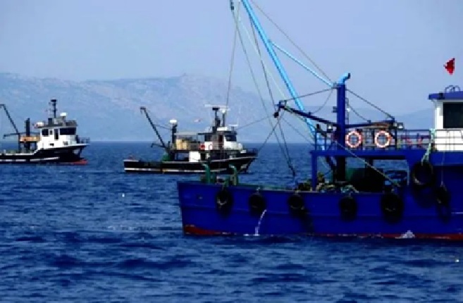 Παράνομη αλιεία από τουρκικές μηχανότρατες στο Αιγαίο – Βίντεο