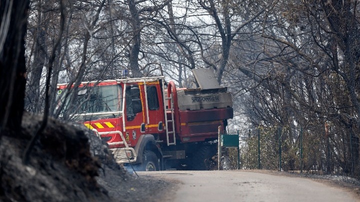 Εκατοντάδες άνθρωποι απομακρύνονται με βάρκες για να γλιτώσουν από τις πυρκαγιές στα νοτιοδυτικά της Γαλλίας