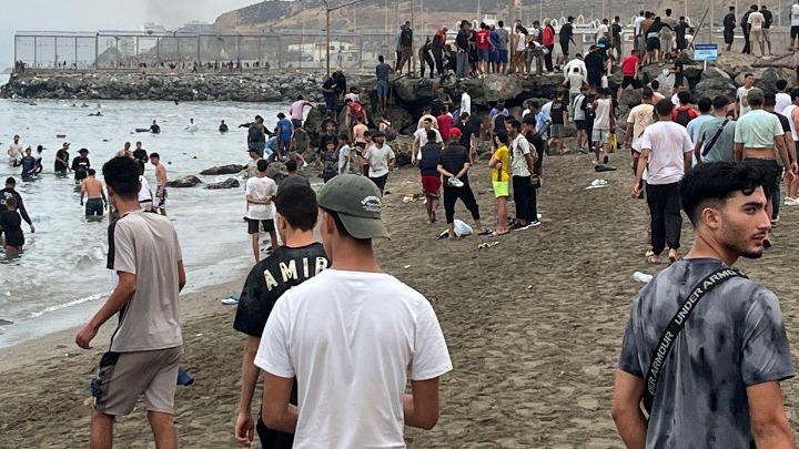 Ισπανία – Θέουτα: 60.000 μετανάστες πέρασαν τα σύνορα – 34 νεκροί