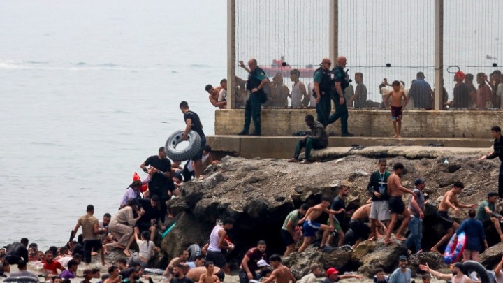 Ισπανία: Τους 18 έφτασαν οι νεκροί μεταξύ των μεταναστών που προσπάθησαν να εισέλθουν χθες στη Θέουτα