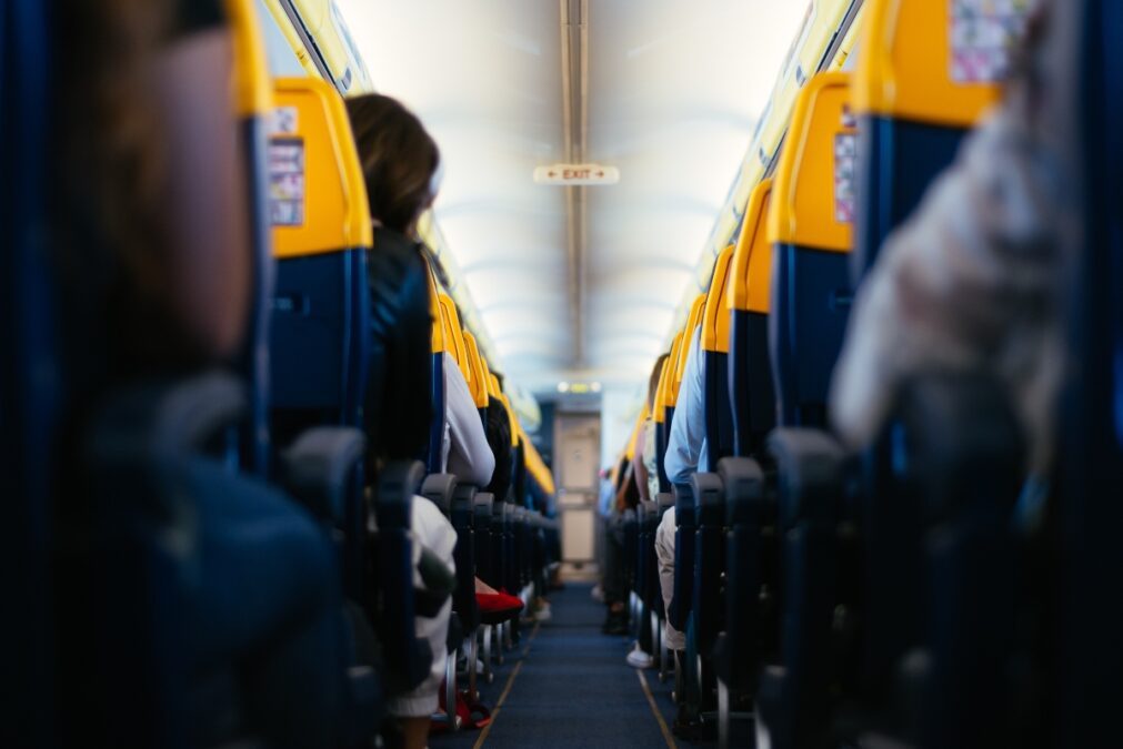 Ryanair: Θραύσματα του κινητήρα έσπασαν το παράθυρο που «ρούφηξε» τον επιβάτη στην πτήση-θρίλερ