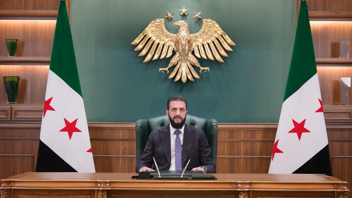Άχμαντ αλ Σάρα: «Η Συρία απαλλάχθηκε από ένα βαρύ φορτίο – Eυχαριστώ την Εξοχότητά του Προέδρου Ντόναλντ Τραμπ για αυτή την ιστορική απόφαση»