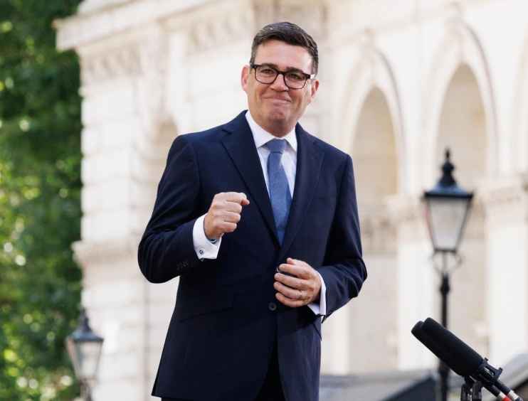 Politico: Ο Μπέρναμ αντάλλαξε μηνύματα με άτομο που προσποιούνταν την προσωπάρχη του Τραμπ