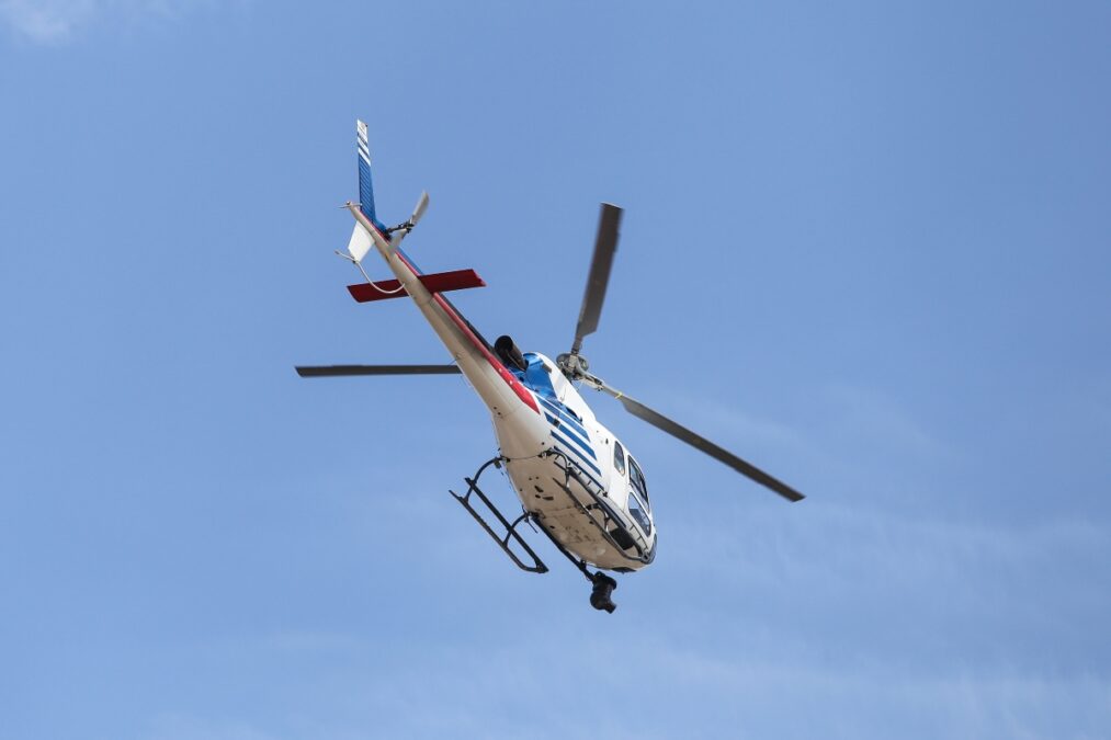 Ελικόπτερο προσγειώθηκε σε παραλία στις Σπέτσες δίπλα σε λουόμενους: Συνελήφθη ο πιλότος (video)