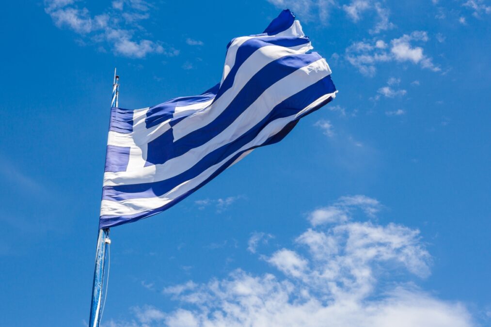 Ύψωσαν την ελληνική σημαία στο σημείο που βρέθηκαν νεκροί οι δύο πυροσβέστες στο Ρέθυμνο