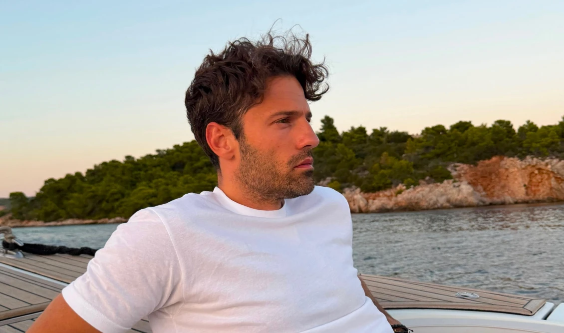 Κωνσταντίνος Αργυρός: Φωτογραφήθηκε μέσα σε σκάφος – “Μεσοπέλαγα αρμενίζω” (Εικόνες)