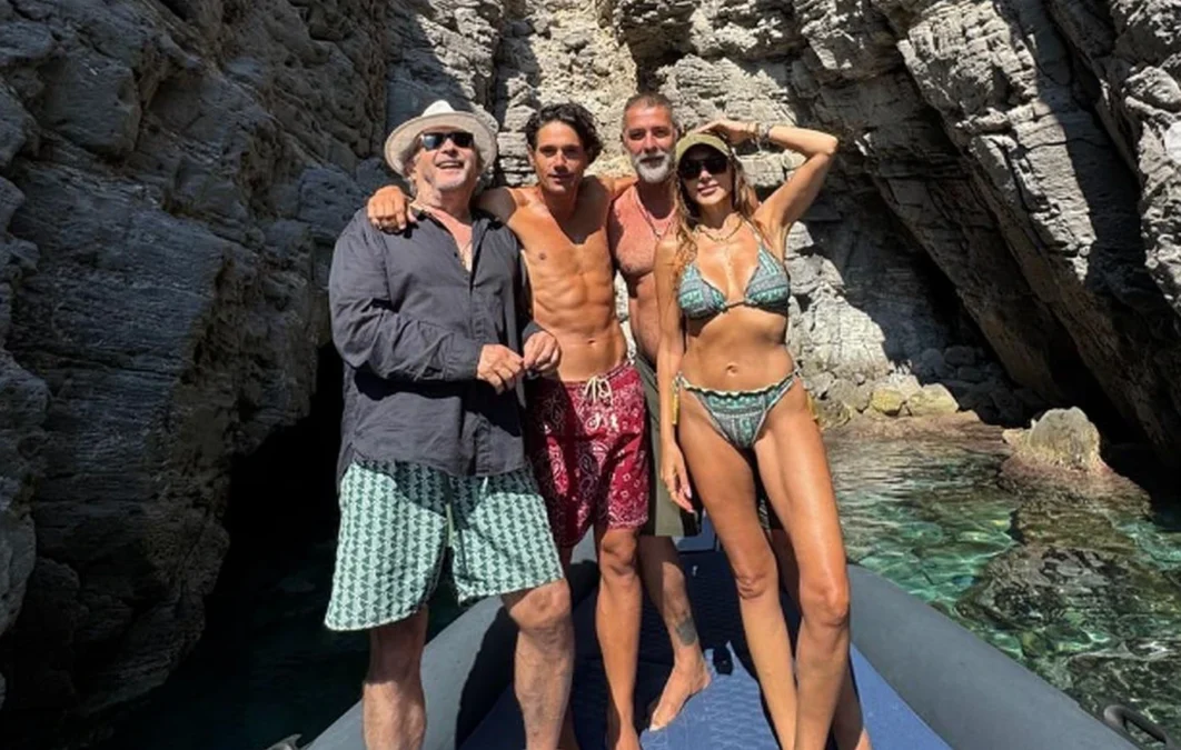 Λαζόπουλος με Βανδή, Μπισμπίκη και Βλάχο στο Αιγαίο: «Δέσποινα, σου χρωστάμε έναν Αύγουστο ο καθένας μισό Σεπτέμβρη»