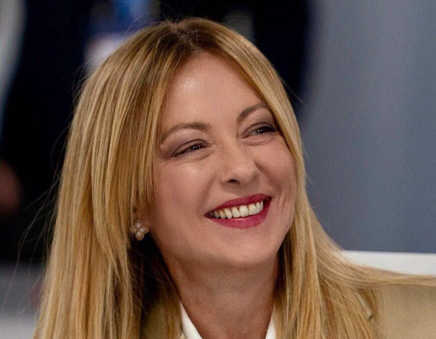 Politico: Γιατί η Μελόνι ανεβάζει τους τόνους στο Μεταναστευτικό και συγκρούεται με τη Μαδρίτη, ο ρόλος ενός πρώην στρατηγού