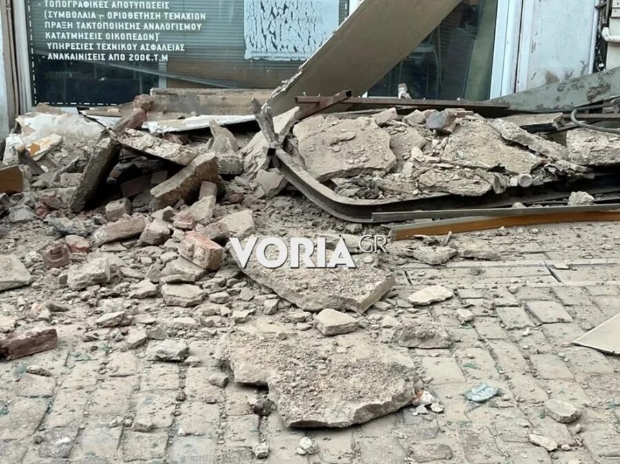 Παραλίγο τραγωδία στη Θεσσαλονίκη: Κατέρρευσε μπαλκόνι σε πολυσύχναστο σημείο
