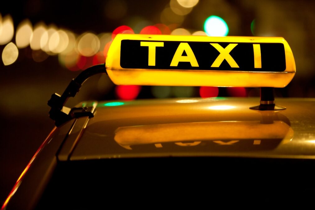 Συνελήφθη 38χρονος οδηγός ταξί: Απέσπασε 600 ευρώ από τουρίστες με την απειλή βίας