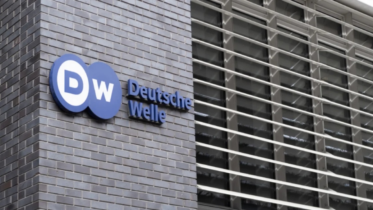 Η Deutsche Welle θα συνεχίσει να μιλά ελληνικά – Απετράπη το λουκέτο στο ιστορικό Ελληνικό Πρόγραμμα