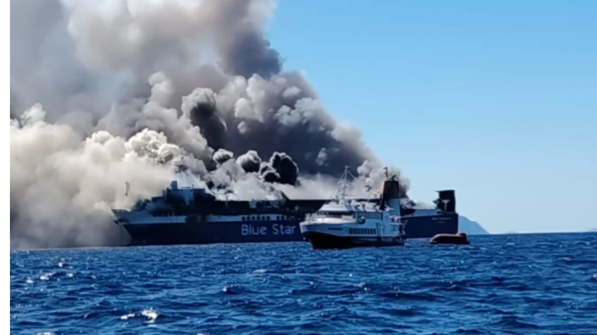 Φωτιά σε πλοίο βόρεια της Μυκόνου: Σώοι και οι 29 επιβαίνοντες – Καταστράφηκε ολοσχερώς