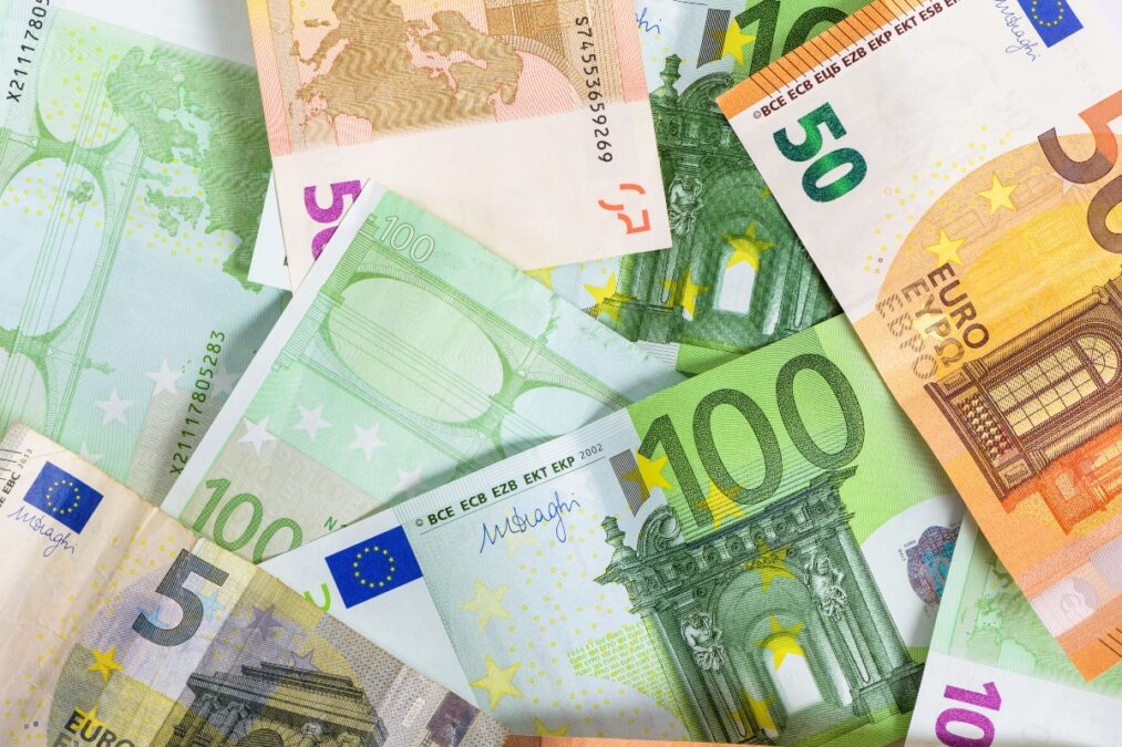 Ποιοι παίρνουν το επίδομα 400 ευρώ ακόμα και αν δεν έχουν «κλείσει» τα 65
