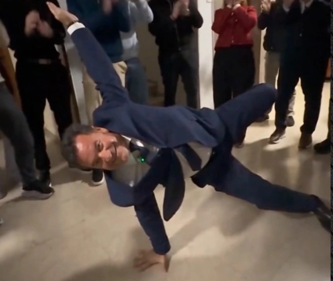Break dance μέσω AI για τον Άδωνι Γεωργιάδη μετά το «και α και ου και ΔΑΠ-ΝΔΦΚ» – «Μου αρέσει το χιούμορ» (video)