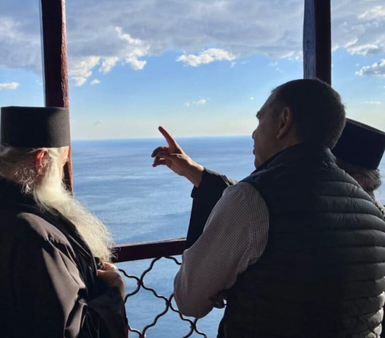 Αλέξης Τσίπρας: “Ψέλνεις στη Σιμωνόπετρα και ακούγεται στον Άδη” – Η ανάρτηση από το Άγιον Όρος