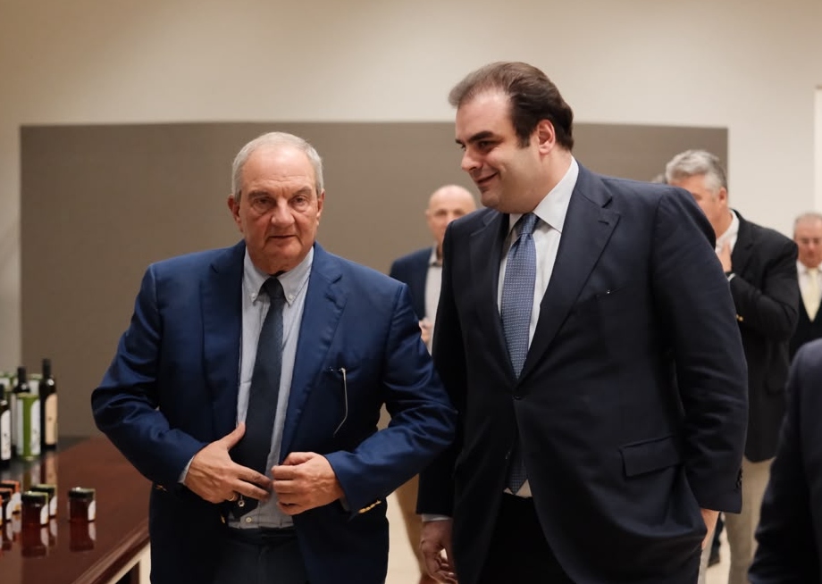 Συνάντηση Πιερρακάκη – Καραμανλή στη ΣΕΚΕ: Μετάθεση της φορολογίας καπνού για το 2036