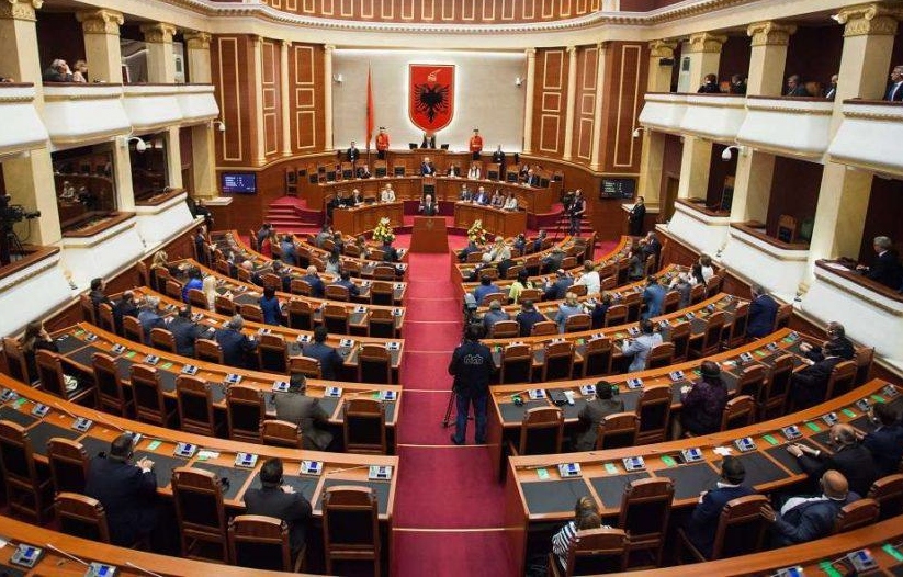 Χάος στη Βουλή της Αλβανίας: Επεισόδια με χειροδικίες, ρίψη νερού και αναποδογυρισμένα έδρανα